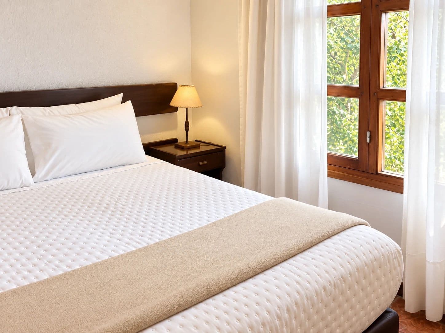 Dormitorio matrimonial con ventana de la cabaña Dos Ambientes de Puerto Hamlet