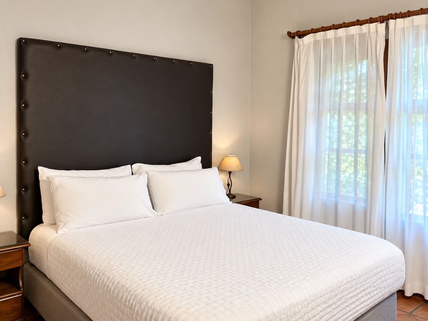 Cama matrimonial de la cabaña Monoambiente de Puerto Hamlet